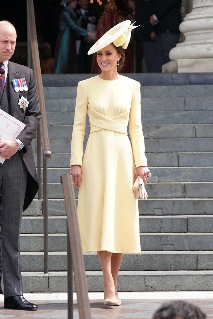 Kate Middleton v dalším modelu od Emilie Wickstead, který je stále k dostání za zhruba 43 tisíc korun.