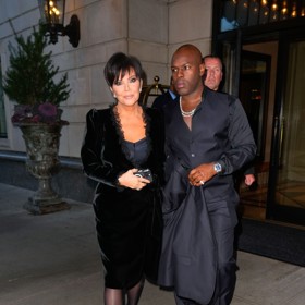 A že samet umí slušet i dlouho po šedesátce? To dokazuje Kris Jenner, hlava klanu Kardashians, v elegantních koktejlkách s krajkou.