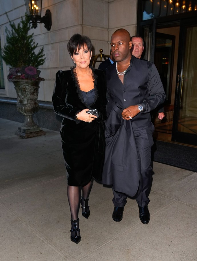 A že samet umí slušet i dlouho po šedesátce? To dokazuje Kris Jenner, hlava klanu Kardashians, v elegantních koktejlkách s krajkou.