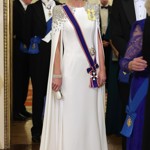 Vždy oslnivá Kate Middleton nemohla tento trend minout. Výrazné dlouhé rukávy dominovaly její večerní toaletě se štrasem z dílny Jenny Peckham. Princezna je doplnila rodinnými skvosty obsypanými diamanty a perlami.