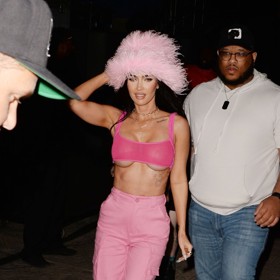 Festivalový outfit podle Megan Fox? Rozhodně nezapadne a mnoho neskryje.