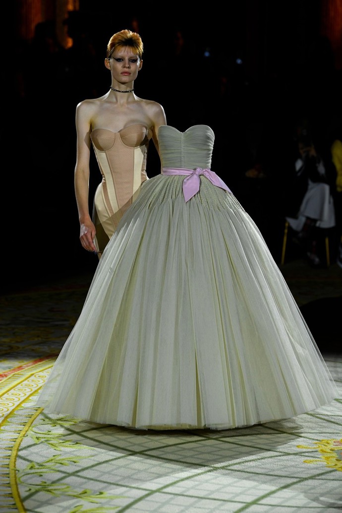 Bizarní prezentace ale představovala ucelenou haute couture linii večerních šatů, které při přízemním způsobu nošení nijak nevybočují z nastavených parametrů dokonalé krásy módy.