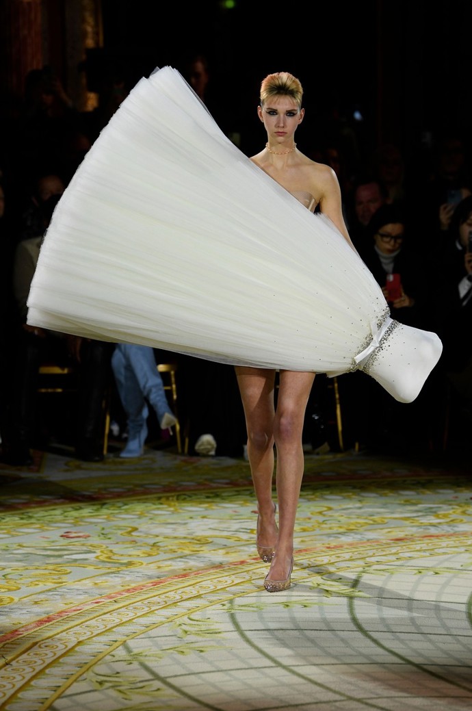 Přehlídka značky Viktor&Rolf na pařížském fashion weeku v lednu 2023 přinesla nový pohled na tradiční haute couture.