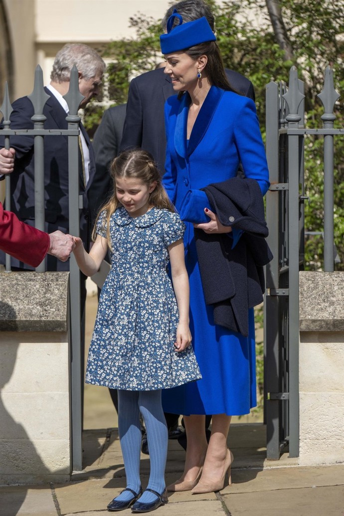 Krásný outfit přímo lákající skočit do rozkvetlé louky vynesla Charlotte na Velikonoce letošního roku. Květované minišaty Rachel Riley (1 840 Kč), baleríny Russell & Bromley a punčocháče Amaia (370 Kč).