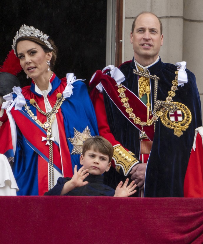 Jak dojde na společnou zdravici britské královské rodiny z balkonu Buckinghamského paláce, musejí mít William a Kate nervy v kýblu. Nemine totiž příležitosti, kdy by jejich nejmladší potomek všem přihlížejícím neukázal, co si o nudné proceduře myslí.