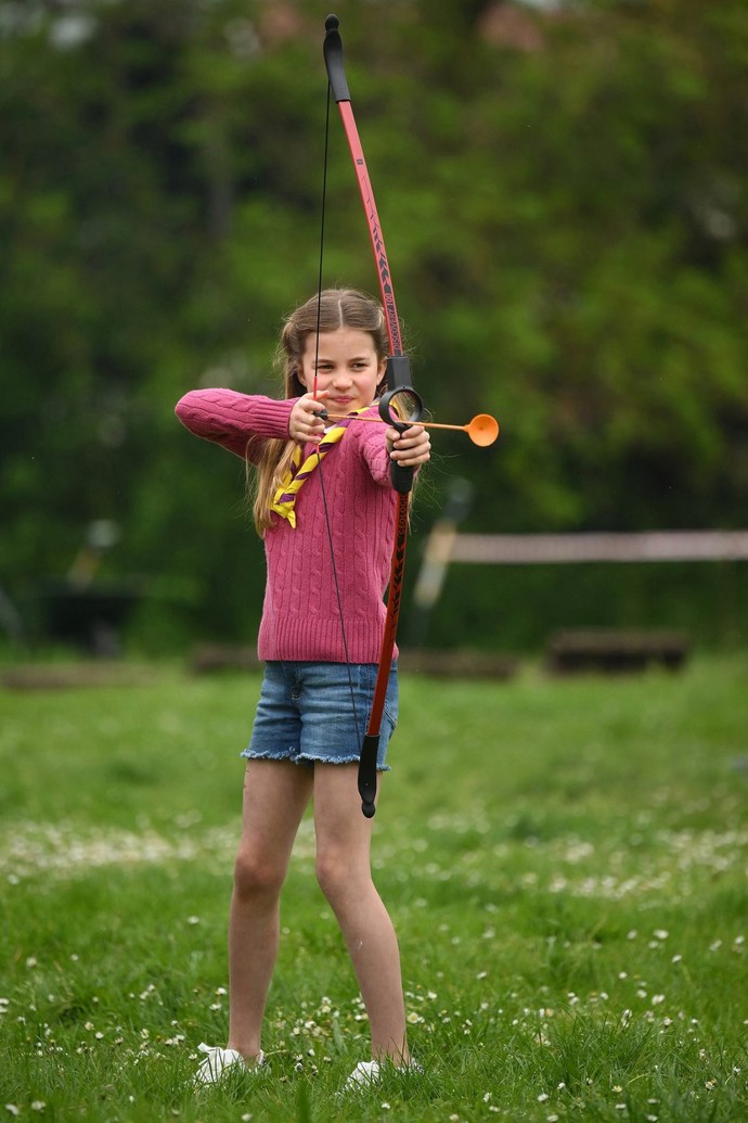 Na setkání se skauty se Charlotte oblékla velmi stylově a prakticky. Na sobě měla kašmírový cihlově zbarvený svetr značky Polo Ralph Lauren (8 500 Kč), růžový dívčí top značky Next a kraťasy Sfera, které vynesla i na videu pro fotbalistky. Vše završila teniskami od Next (568 Kč).