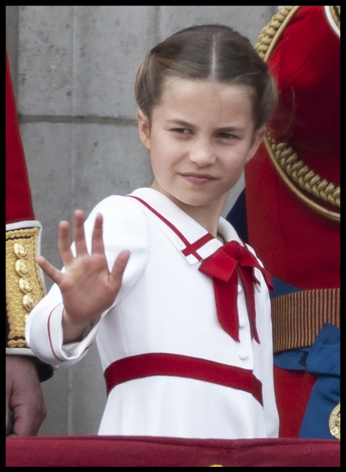 V červnu se Charlotte objevila na vojenské přehlídce ve stylových bílo-červených námořnických šatech s límečkem a vázačkou. Boty pak měla stejné jako na korunovaci svého dědečka.