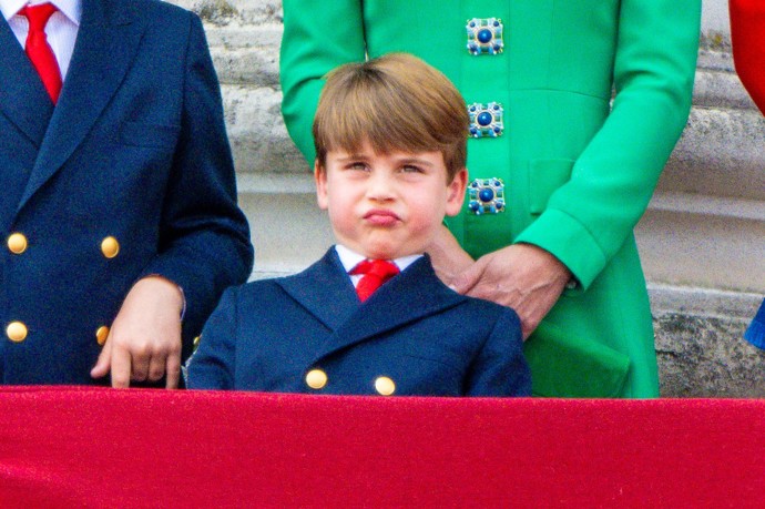 Celou plejádu komických obličejů pak princ Louis předvedl při červnové vojenské přehlídce u příležitosti narozenin britského monarchy.