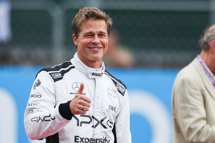 2023 - Málokdo by tomuto muži hádal šedesátku... Brad Pitt a jeho aktuální účes z natáčení nového filmu o Formuli 1.