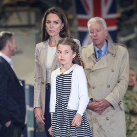 Jako hotová námořnice působila Charlotte při návštěvě letecké základny. Oblékla si při této příležitosti pruhované šaty Rachel Riley s límečkem (1 000 Kč), již známý kardigan Reiss a námořnicky modré plátěnky Hampton Canvas (852 Kč).