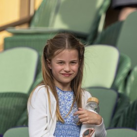 Princezna Charlotte jako módní ikona na červencovém Wimbledonu. Na sobě má modro-bílé květované šaty od španělské značky Friki (4 800 Kč) a krémový kardigan značky Reiss (560 Kč). 