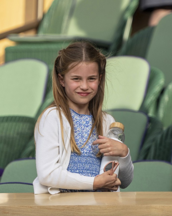Princezna Charlotte jako módní ikona na červencovém Wimbledonu. Na sobě má modro-bílé květované šaty od španělské značky Friki (4 800 Kč) a krémový kardigan značky Reiss (560 Kč). 