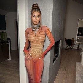 Model od Jeana-Paula Gaultiera, který sklidil vedle obdivu také mnoho posměšných reakcí. Megan Fox neváhala a svou volbu  srdnatě bránila na sociálních sítích.