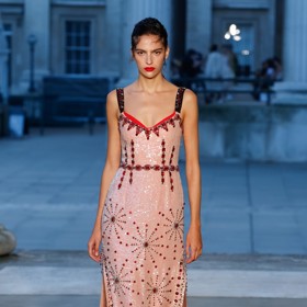 Obří mašle ale vévodí i krásné, leč nepraktické obuvi nové sezony. (Erdem jaro /léto 2024)