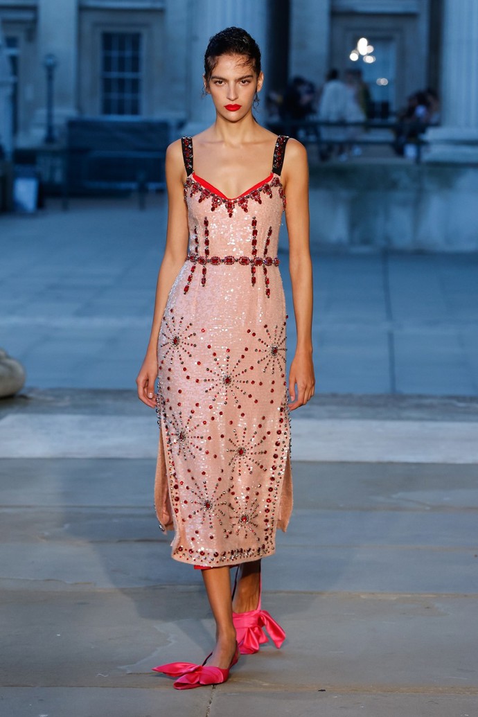 Obří mašle ale vévodí i krásné, leč nepraktické obuvi nové sezony. (Erdem jaro /léto 2024)