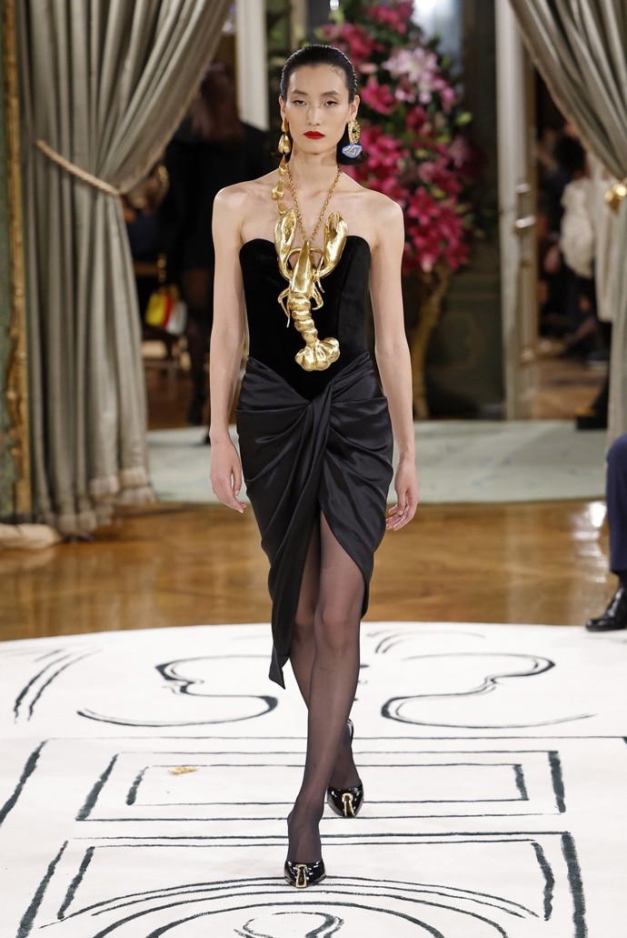 Fascinace podmořským světem (a také inspirace Salvatorem Dalím) se zrcadlí v nejnovějším módním počinu extravagantní značky Schiaparelli.