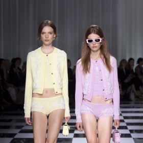 Kalhotky nás jen tak neopustí. Nově je ve své kolekci servíruje i módní dům Versace.