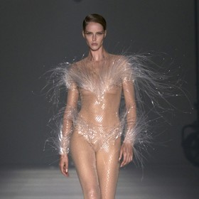 Střevíčky, kterými rovnou i poklidíte? Máme! (Přehlídka módního domu Mugler pro sezonu jaro a léto 2024)