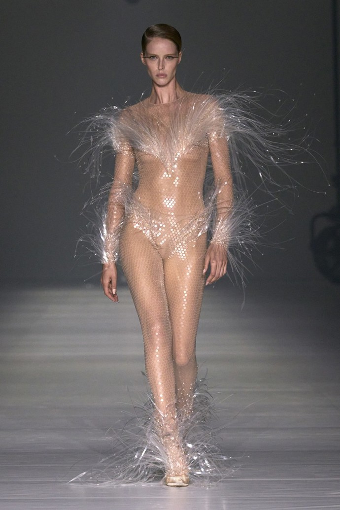 Střevíčky, kterými rovnou i poklidíte? Máme! (Přehlídka módního domu Mugler pro sezonu jaro a léto 2024)