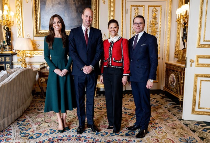 Jako poslední vynesla Kate Middleton tento střih šatů, ovšem v prodloužené délce, při setkání se švédskou královskou rodinou ve Windsoru. 