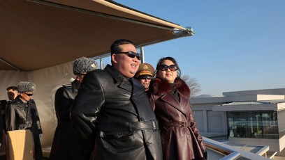 FOTO: S otcem vynesli shodně luxusní kožené kabáty. KLDR zatím trpí hlady.