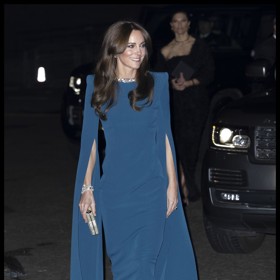 Kate Middleton zazářila ve čtvrtek na divadelním představení v londýnské Royal Albert Hall v tyrkysové róbě značky Safiyaa.