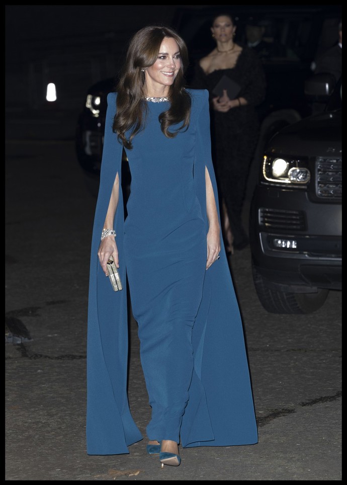 Kate Middleton zazářila ve čtvrtek na divadelním představení v londýnské Royal Albert Hall v tyrkysové róbě značky Safiyaa. 
