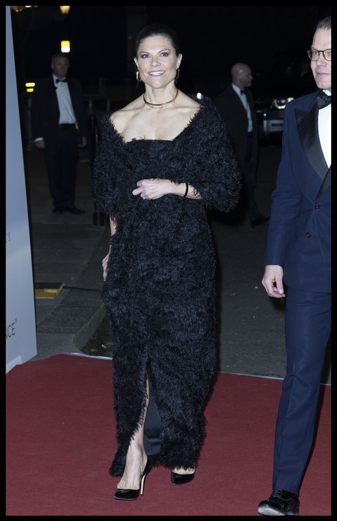 Princezna Victoria si pak pro stejnou událost vybrala elegantní černé šaty Toteme.
