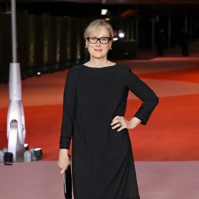 Herečka Meryl Streep boří mýty o celočerných outfitech na dámách ve vyšším věku.