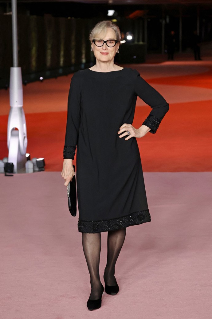 Herečka Meryl Streep boří mýty o celočerných outfitech na dámách ve vyšším věku.