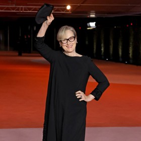 Hollywoodská herečka zvolila delší áčkové šaty s rukávy a lodičkovým výstřihem. Skvěle sladila i  celou černou paletu doplňků a šperky.