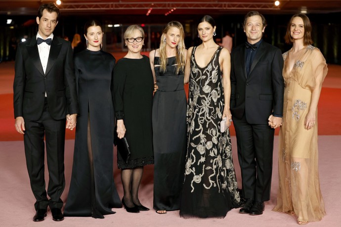 Na galavečeru, kde si Meryl Streep převzala ocenění, vyvedla všechny své potomky. Dcera Grace přišla s manželem, syn Henry vyvedl na galavečer manželku. 