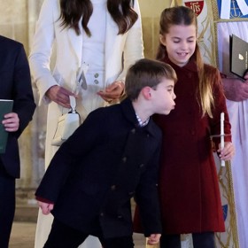 Stalo se tak nedlouho poté, co při vánočním koncertě ve Westminsterském opatství zákeřně sfoukl svíčku nic zlého netušící sestřičce Charlotte.