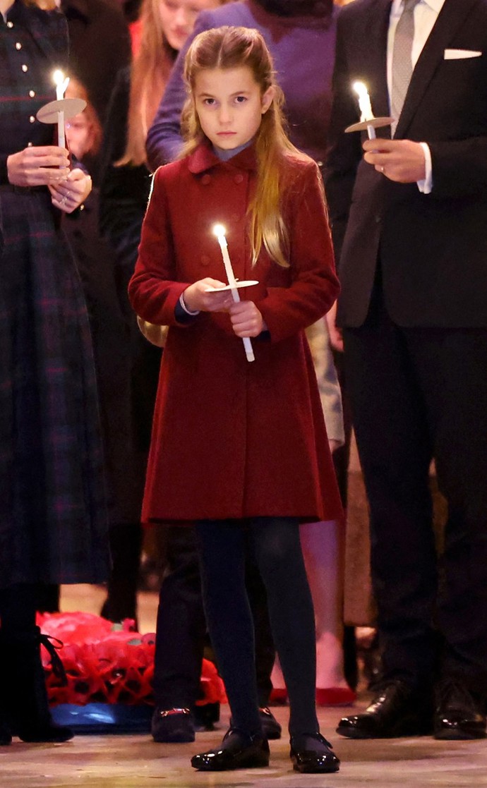 Charlotte je kopií maminky nejen vzhledově, ale i co se stylu týče. Na vánoční setkání ve Westminsterské katedrále proto oblékla vínový kabát Trotters (5 100 Kč) a černé boty typu Mary Jane od značky Manuela De Juan za 4 500 Kč. A moc jí to slušelo! Totožný outfit měla na sobě už loni, nejspíš ale o číslo menší.
