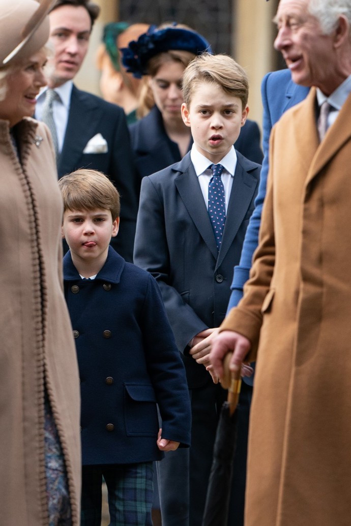 Co by to bylo za rok, aby v něm princ Louis nepředvedl hned několik zábavných kousků. Ten zatím poslední se urodil na vánoční bohoslužbě v Sandringhamu, kde nezbedný vnouček narušil veselý rozhovor nevlastní babičky Camilly a dědy Karla III. vyplazeným jazykem.