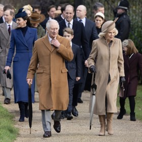 V čele průvodu kráčel král Karel III. s chotí Camillou Parker Bowles.  