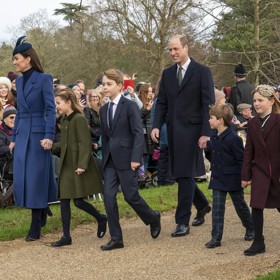 Princ William s rodinou procházeli špalírem fanoušků.