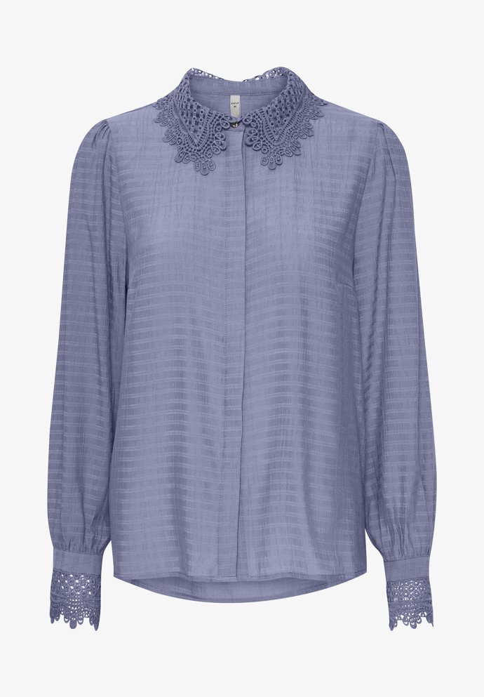 Halenka s krajkovým límcem a manžetami, Pulz, 1 800 Kč.