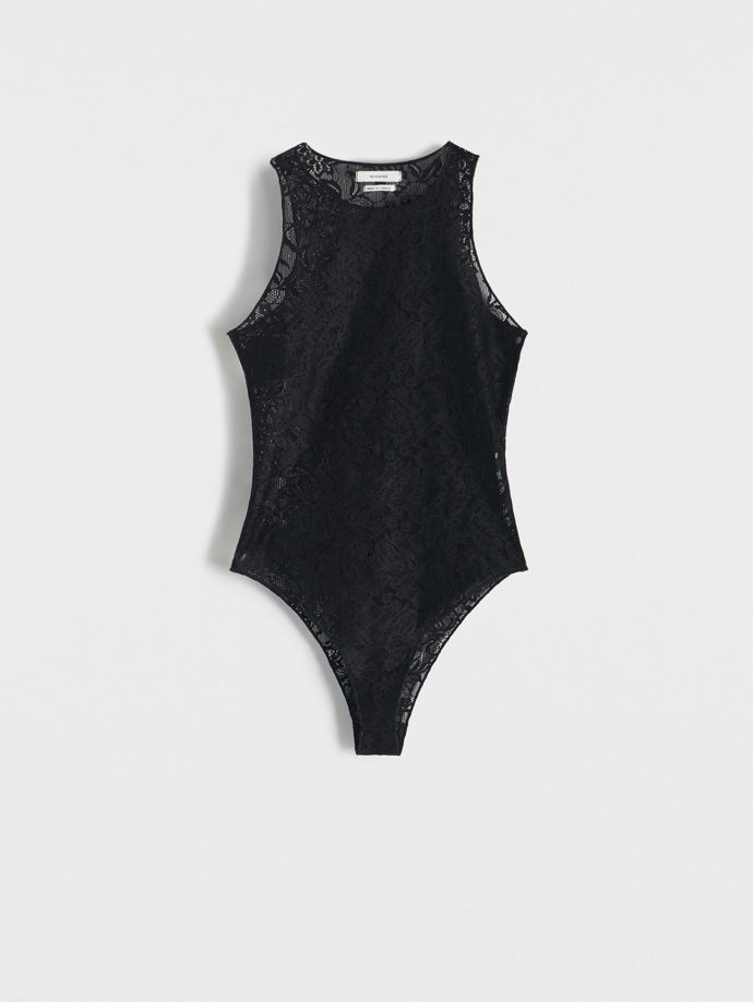 Pokud chcete více kombinovat, začněte krajkovým body bez rukávů. (Reserved, 499 Kč)