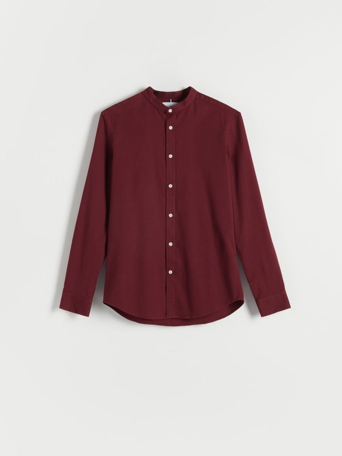 Jednoduchý pánský outfit můžete poskládat z košile bez límečku, Reserved, 699 Kč...