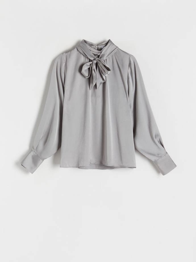 Stříbřitá saténová halenka, Reserved, 759 Kč.