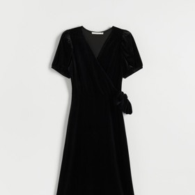 Samet. Luxusně vyhlížející materiál, který malým černým se zavinovací optikou velmi sluší. (Reserved, 799 Kč)