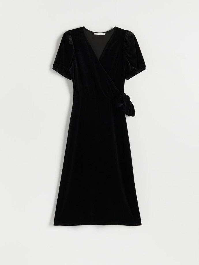 Samet. Luxusně vyhlížející materiál, který malým černým se zavinovací optikou velmi sluší. (Reserved, 799 Kč)