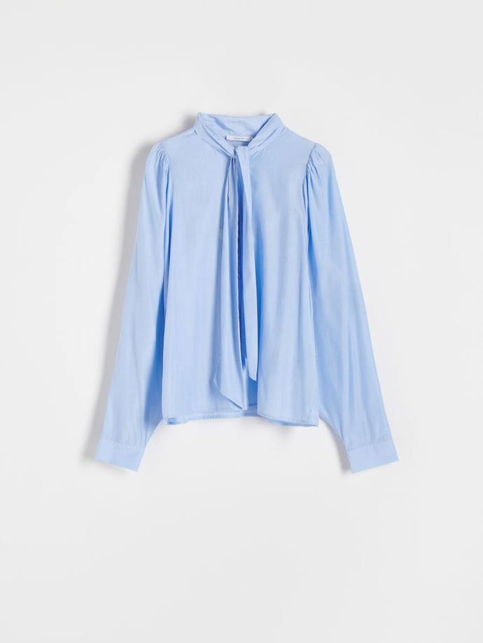 Jednoduchá halenka se stojáčkem a vázačkou, Reserved, 759 Kč.