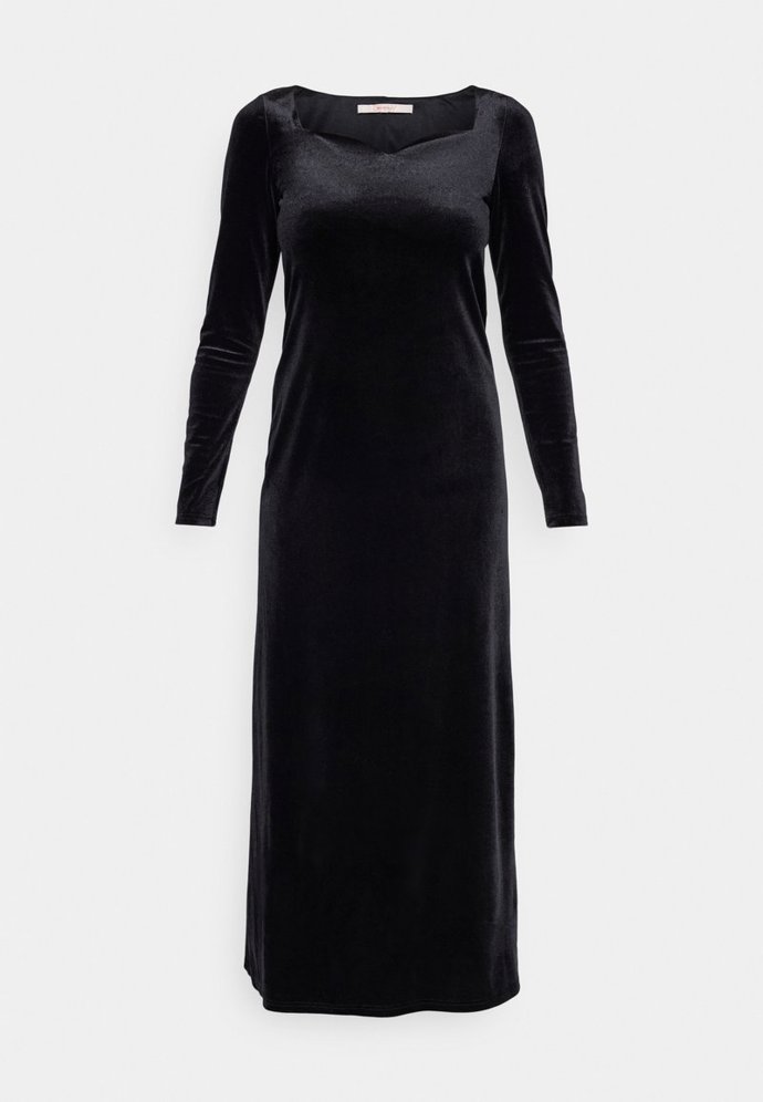 Na seznamu aktuálně oblíbených figurují i dlouhé sametové šaty, Only, 999 Kč.