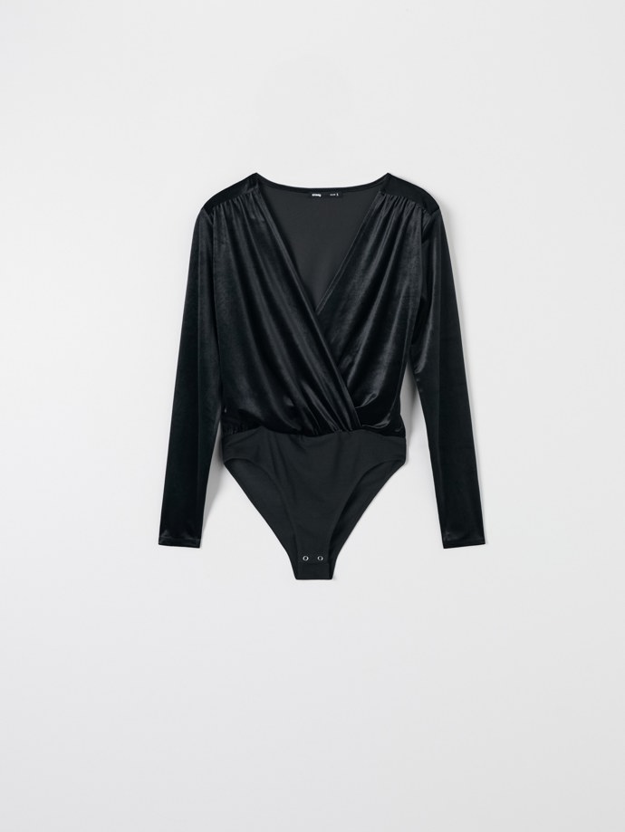 Body ze sametu stavějte do kombinací s odlišnými materiály. (Sinsay, 299 Kč)