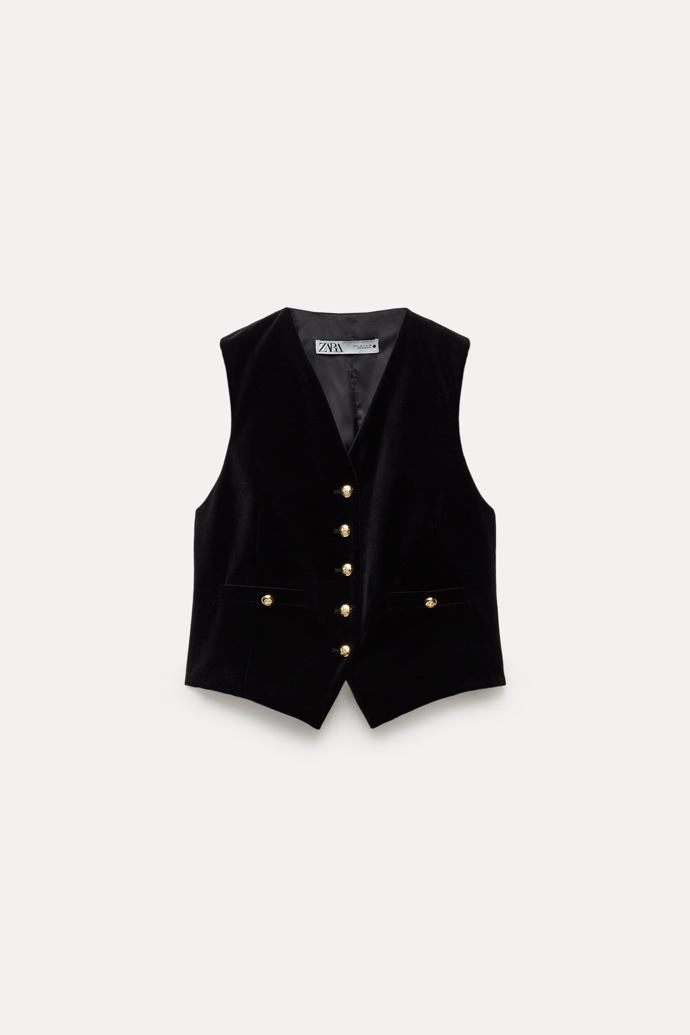 Sametová vestička skvěle vynikne i s "obyčejnými" džínami. (Zara, 1 299 Kč)