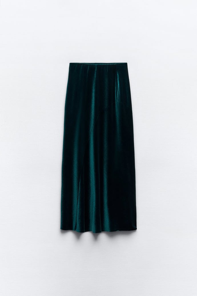 Ve sbírce dokonalých sametových kousků pro tuto sezonu nesmí chybět maxi sukně. (Zara, 699 Kč)