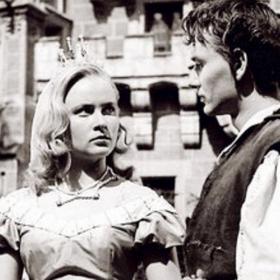 Alena Vránová, představitelka Krasomily, tehdy na zkoušce hodila režisérovi Bořivoji Zemanovi míč s příkazem "Hoď mi můj míč!" Bylo jasné, že již netřeba hledat dále.