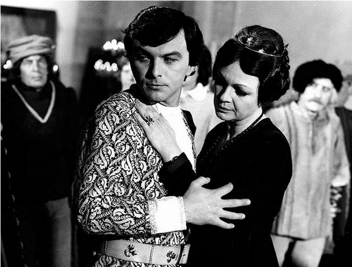 Královnu si zahrála Jana Hlaváčová, životní partnerka Luďka Munzara.